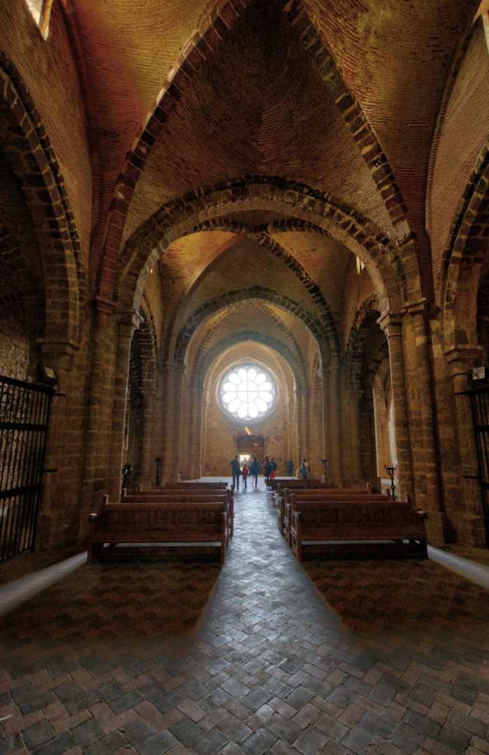 Vista interior de la fachada occidental de la iglesia del castillo de Calatrava la Nueva